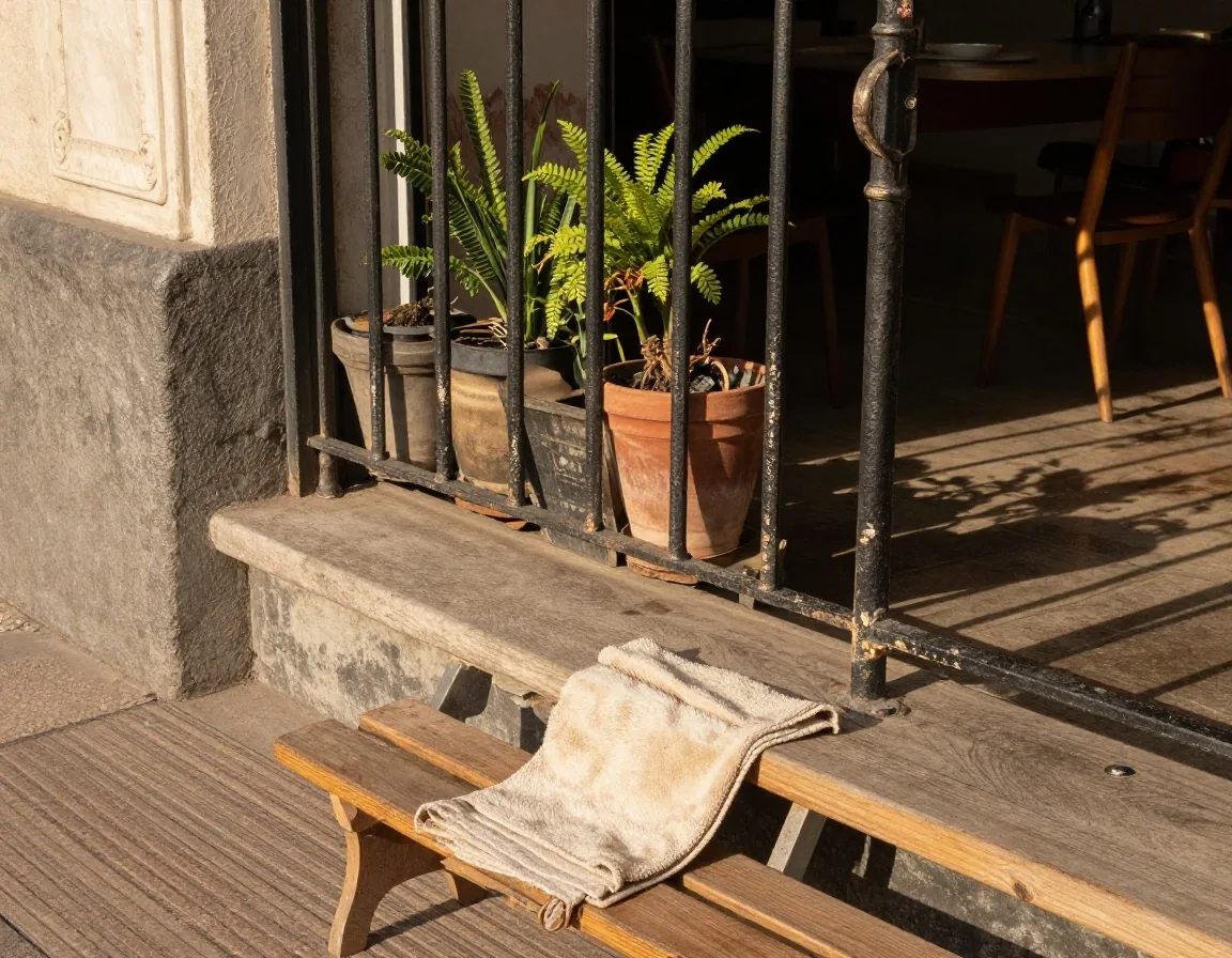 Hoja impresa con gráficos sobre una mesa de trabajo
